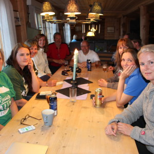 Deltakerne samlet rund bord i peisestua på Juvasshytta